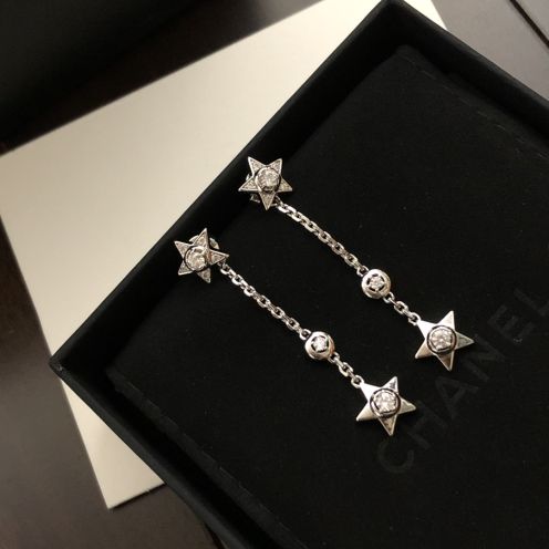 シャネルイヤリング 痛いスーパーコピー 優雅 ダイヤモンド飾り 星かたち イヤリング 品質保証 シルバー