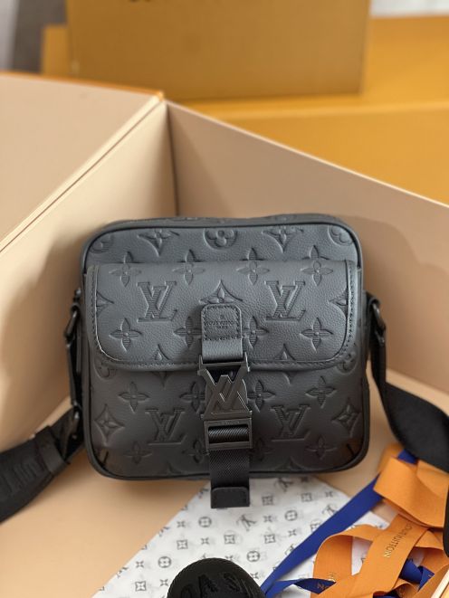 お買い得なルイヴィトンバッグ 黒スーパーコピー  斜め掛けバッグ レザー 牛革 ファッション感 M12516 ブラック