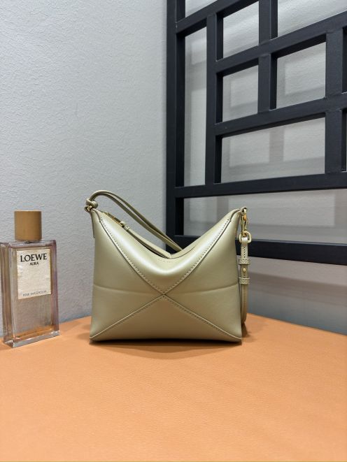 超人気 loewe バッグコピー シンプル 斜め掛けバッグ 柔軟革 レザー 66005 グリーン