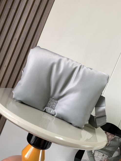 お得品‼ロエベ アマソナ偽物 斜め掛けバッグ 牛革 ふんわり 柔らかい シンプル 9120 グレー