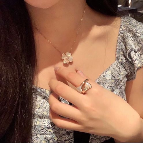 ヴァンクリーフアーペル アメリカスーパーコピー 四つ葉かたち シルバー 優雅 花 シンプル ホワイト