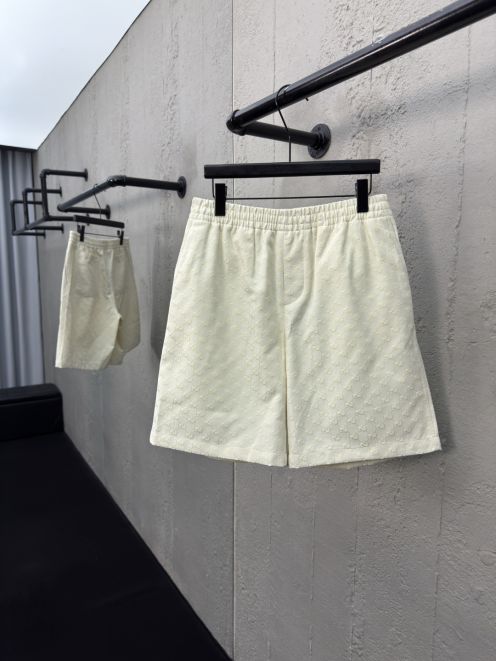 目を引く存在感 gucci パンツ メンズスーパーコピー ショットパンツ 純綿 花柄 柔らかい ホワイト