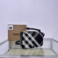大販売 バーバリー 鞄 レディース偽物 斜め掛けバッグ 縞 レザー 牛革 378155 ブラック