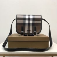 バーバリー ロビン バッグスーパーコピー 牛革 斜め掛けバッグ リサイクル素材 ブラウン