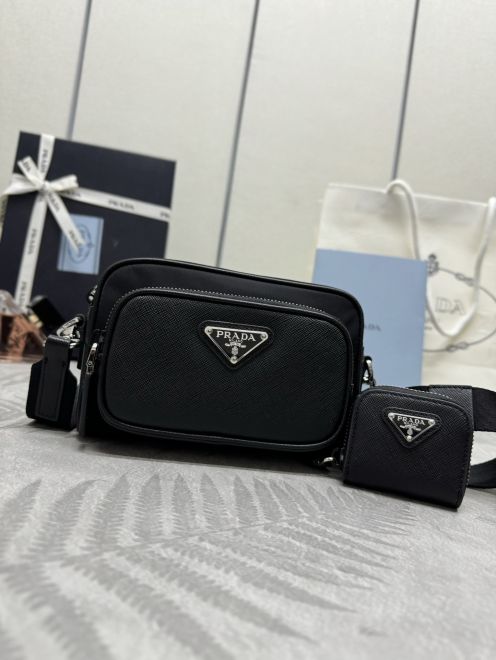 お手頃価格でプラダバッグ 革スーパーコピー 本革 レザー 斜め掛けバッグ 2VH172 ブラック