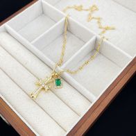 クロムハーツネックレス金偽物 十字架 緑の天然石付き 優雅レディ 高級感 ゴールド