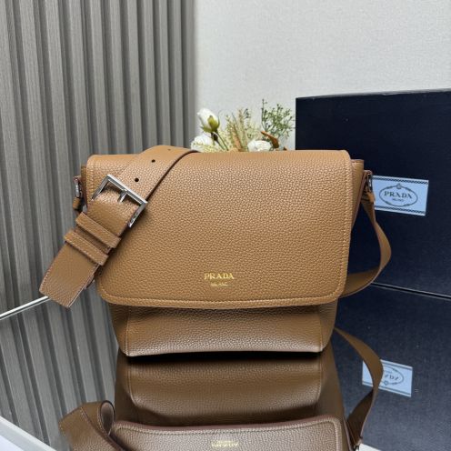限定の人気 プラダバッグインスタスーパーコピー 牛革 レザー 斜め掛けバッグ 2VD069 ブラウン