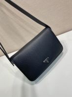 プラダバッグチャーム激安通販 優雅 シンプル 斜め掛けバッグ 本革 レザー 柔軟 2VD075 ブラック