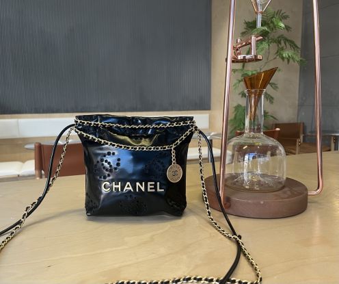 新着‼シャネルバッグ 値上げコピー 牛革 レザー  斜め掛けバッグ プリント 優雅 ブラック