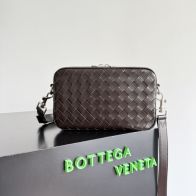 ボッテガヴェネタバッグコピー 斜め掛けバッグ ファッション感 カメラバッグ 本革 ブラウン