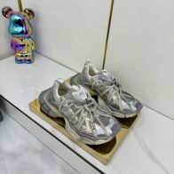お手頃価格でバレンシアガ ダメージ シューズ偽物 通気性いい スニーカー 運動 ランニング グレー