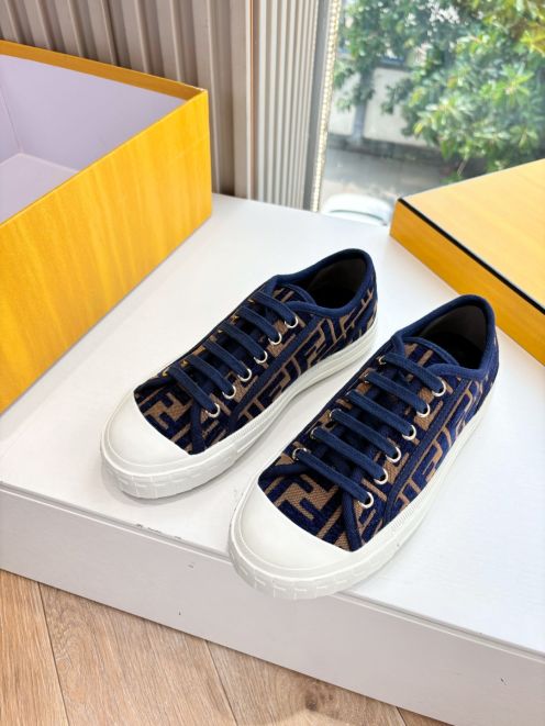 fendi スニーカー コーデスーパーコピー 軽量 カジュアルシューズ 柔軟 スポーツ 花柄 ブルー