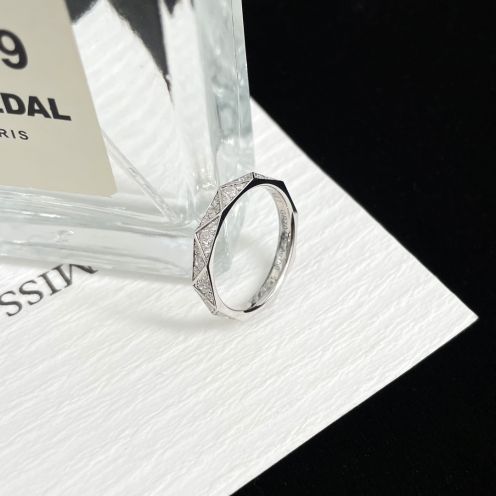 カルティエ指輪サイズ直し偽物 ダイヤ飾り リング 結婚 幅3.2mm シンプル シルバー