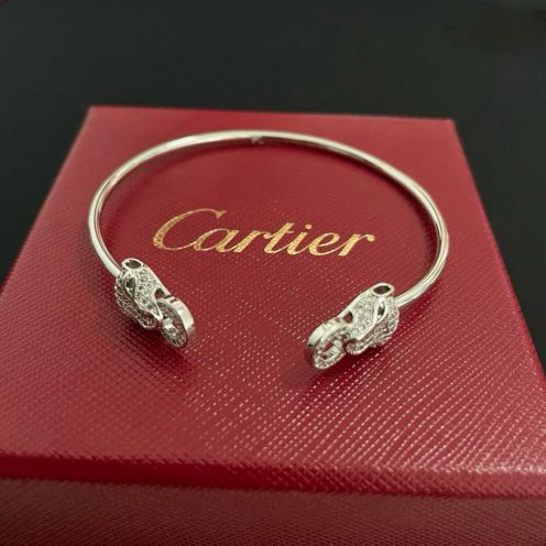 高級感溢れる カルティエブレスレット釘偽物 ダイヤ飾り ヒョウ 男女兼用 上質 シルバー