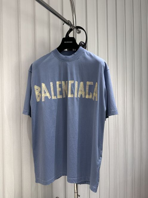 バレンシアガ スーパーコピー 新作 美術テープ風プリントTシャツ グラフィック感が際立つ一枚