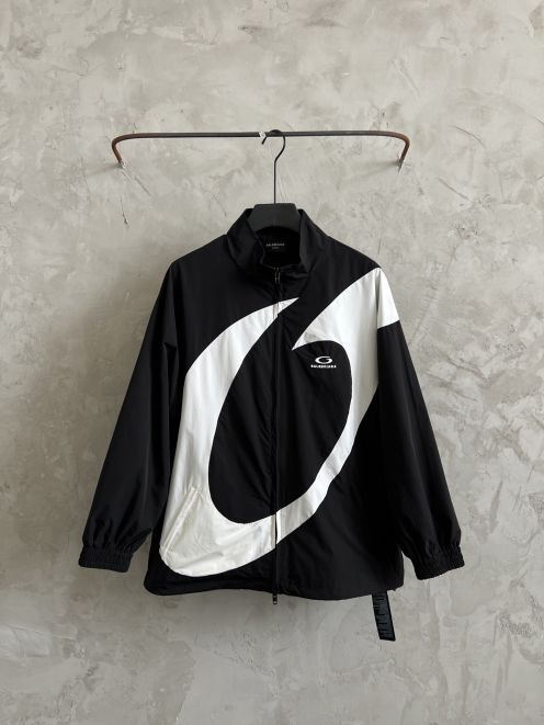 バレンシアガ AAA級レプリカ 25SS 軽量シェルジャケット 撥水＆防風性抜群の薄手アウター