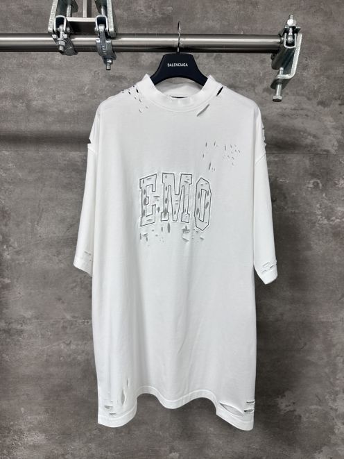 バレンシアガ AAA級レプリカ EMO風 ダメージカットTシャツ 退廃感あふれる芸術的デザイン