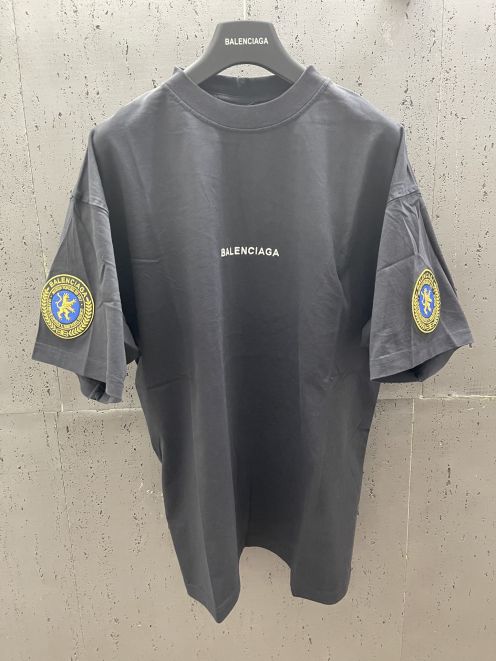 バレンシアガ AAA級レプリカ 2025SS 胸元ワッペンデザイン 半袖ロゴTシャツ