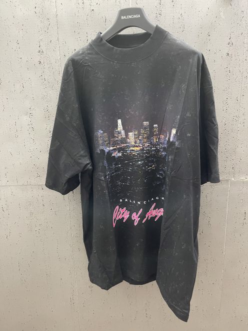 バレンシアガ 芸能人 着用注目 夜景グラフィック 半袖ロゴTシャツ 25SS新作