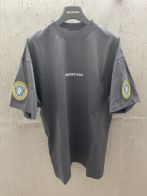 バレンシアガ AAA級レプリカ 2025SS 胸元ワッペンデザイン 半袖ロゴTシャツ