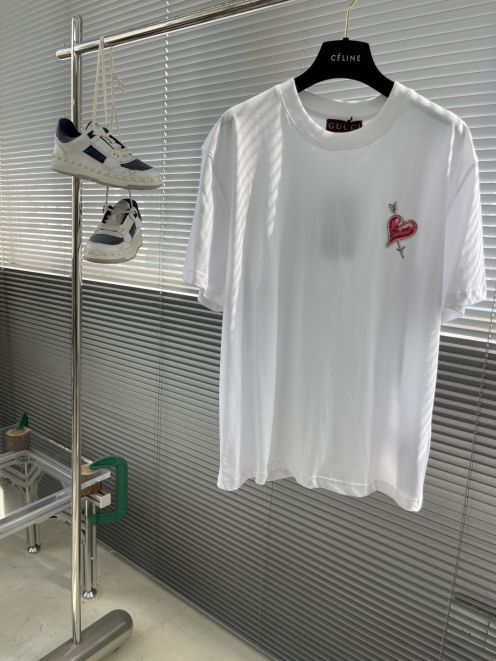 グッチ Tシャツ 2025新作 スーパーコピー 高評価 男女兼用 夏服 通気 快適な着心地 シンプルデザイン