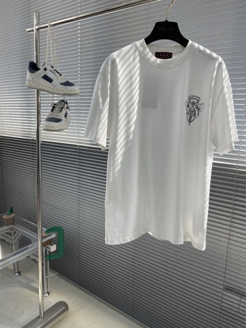 グッチ Tシャツ 2025新作 n級 高評価 男女兼用 夏服 通気 快適な着心地 シンプルデザイン
