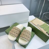 グッチ レディースサンダル 2025新作 スーパーコピー 安全通販 高評価 夏服コーデに最適 快適な履き心地