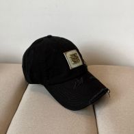 ロエベ キャップ 偽物 バレない再現度 ブラック ダメージデザイン 帽子 リアル質感再現 高級レベル仕様 秘密厳守配送