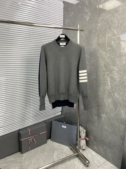 トムブラウン スーパーコピー 2025新作 グレーセーター ブランド 服 激安 上質感 極上の装着感 即納対応