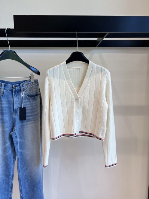 トムブラウン 偽物 バレない再現度 2025新作 リブ編みカーディガン ブランド 服 コピー 激安 上質感 即納対応