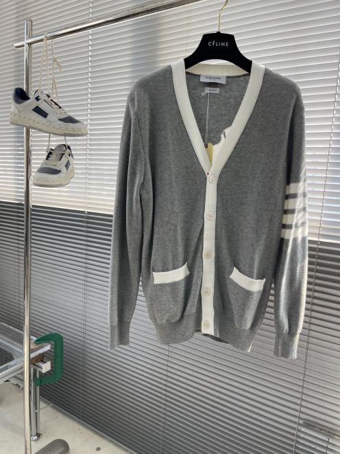 トムブラウン スーパーコピー 2025新作 グレーカーディガン ブランド 服 激安 快適な着心地 高評価 即納対応