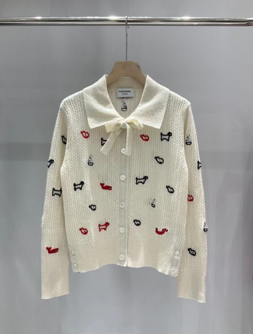 トムブラウン 偽物 バレない再現度 2025新作 刺繍カーディガン ブランド 服 コピー 激安 シンプルデザイン 即納対応