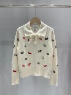 トムブラウン 偽物 バレない再現度 2025新作 刺繍カーディガン ブランド 服 コピー 激安 シンプルデザイン 即納対応