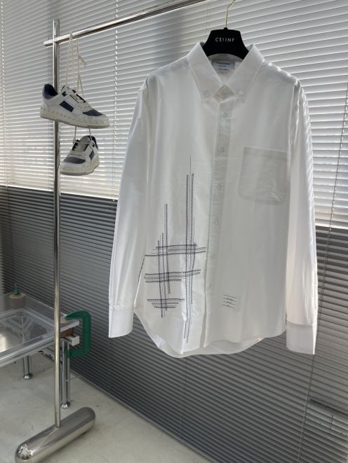 トムブラウン 偽物 バレない再現度 2025新作 ホワイトシャツ ブランド 服 コピー 激安 高級感仕上げ 即納対応