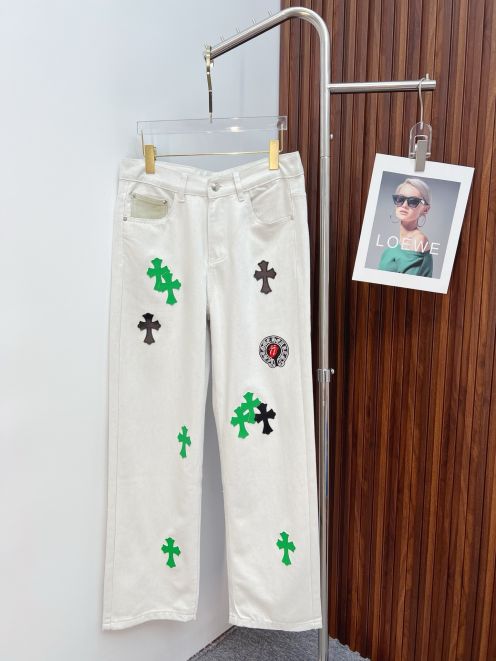 クロムハーツ AAA級レプリカ ホワイトデニムパンツ クロスモチーフ装飾 圧倒的な再現度 正確な刻印 高級感仕上げ