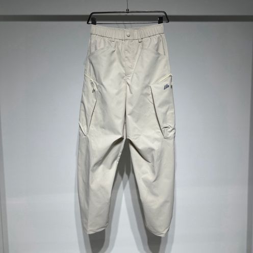 バレンシアガ ホワイトカーゴパンツ コピー 2025新作 高再現度 本格派モデル 精密ディテール ユーザー満足保証 安心サイト