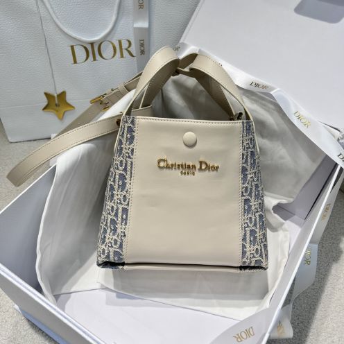 ディオール 2025新作 ホワイト&times;オブリーク柄バケットバッグ 優良サイト 高級感仕上げ 精密ディテール 安心サイト 即納対応