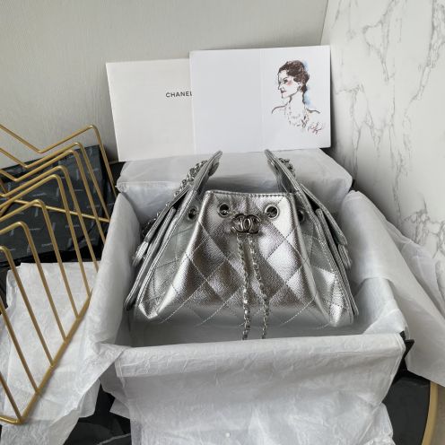 シャネル AAA級レプリカ 高級レベル仕様 精密ディテール 圧倒的な再現度 シルバーバケットバッグ