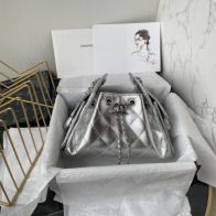 シャネル AAA級レプリカ 高級レベル仕様 精密ディテール 圧倒的な再現度 シルバーバケットバッグ