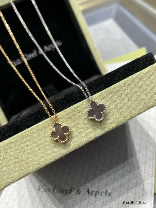 ヴァンクリーフ＆アーペル 高再現度 四つ葉モチーフネックレス ブランド コピー 高級レベル仕様 専用ケース付属
