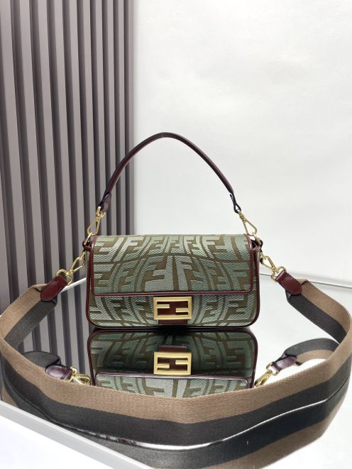 フェンディ 高級感仕上げ ショルダーバッグ AAA級レプリカ 高再現度 専用ケース付属 高級レベル仕様 即納対応