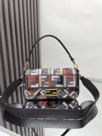 フェンディ 高級感仕上げ ショルダーバッグ コピー 高再現度 専用ケース付属 高級レベル仕様 正確な刻印 即納対応