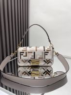 フェンディ 高級感仕上げ ショルダーバッグ 激安通販 高再現度 専用ケース付属 高級レベル仕様 正確な刻印
