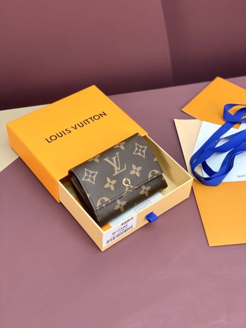 ルイ・ヴィトン 2025新作 偽物 三つ折り財布 モノグラム柄 高級レザー仕様 収納力抜群 コンパクト設計