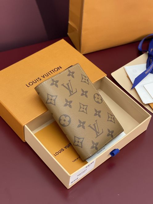 ルイ・ヴィトン 2025新作 スーパーコピー パスポートケース 高級レザー仕様 旅行用必需アイテム