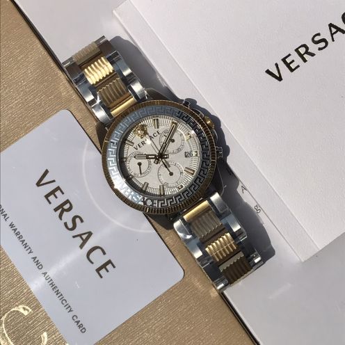 ヴェルサーチ 激安屋口コミ 高級感仕上げ 高再現度 人気急上昇 メンズクロノグラフ腕時計 シルバー&times;ゴールド 2025新作