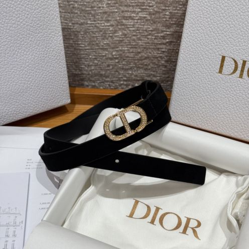 ディオール 偽物 バレない再現度 高級感仕上げ 上質スエード素材 精密ディテール クリスタルCDバックルベルト