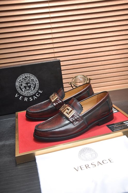 ヴェルサーチ スーパーコピー 優良サイト 高級感仕上げ 本革使用 丁寧な縫製 ゴールドロゴレザーローファー