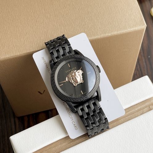 ヴェルサーチ スーパーコピー 優良サイト 高級感仕上げ 圧倒的な再現度 上質な質感 メンズ腕時計 ブラックメデューサ 2025新作