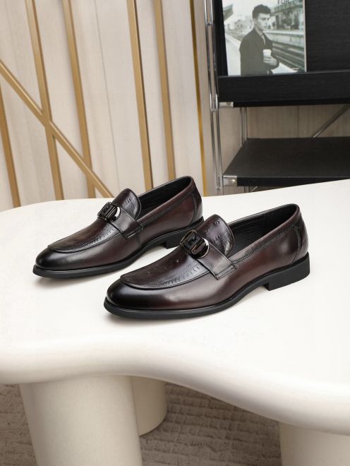 ヴェルサーチ AAA級レプリカ 高級感仕上げ 上質レザー使用 丁寧な縫製 ダークブラウンローファー